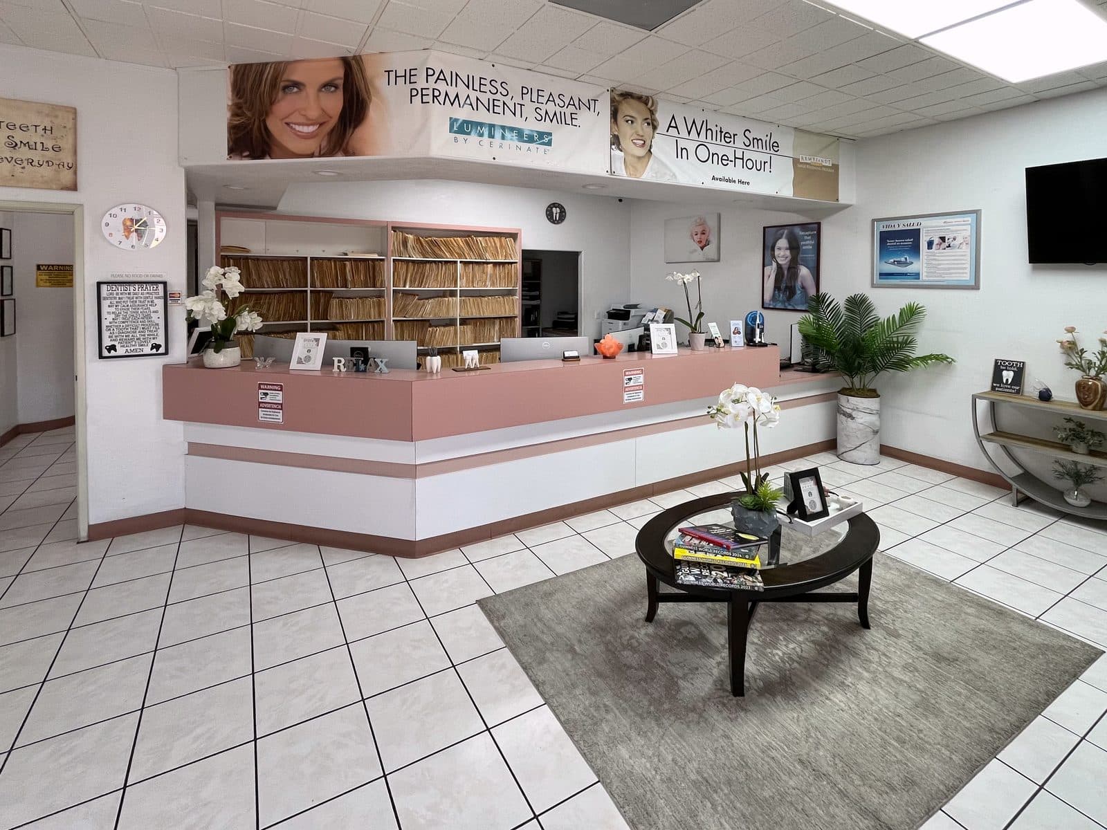 Mostrador de recepción y sala de espera de nuestra oficina.