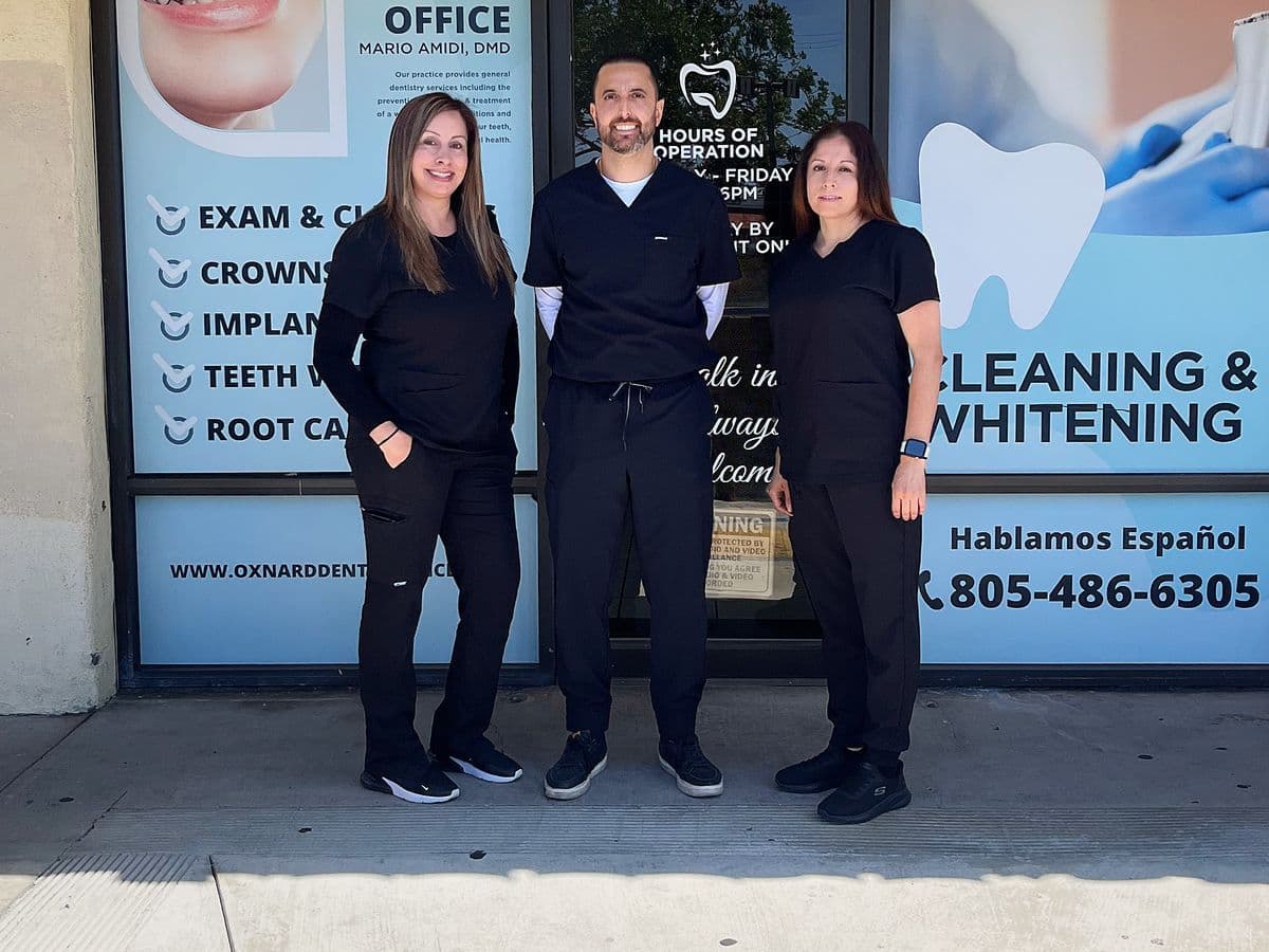 El equipo de Oxnard Dental Office afuera de la oficina en Saviers Road.